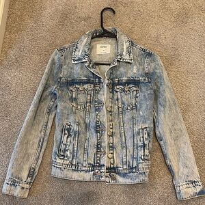 Excellent condition / gently used distressed XS jean jacket.